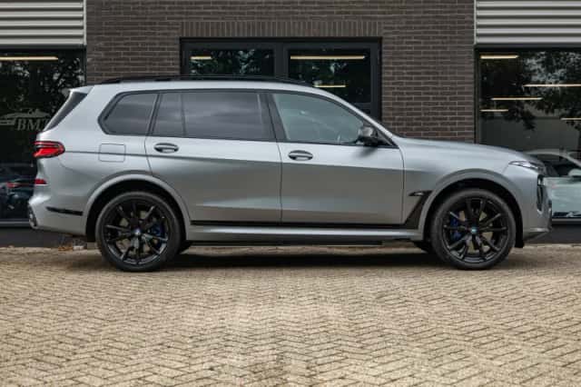 BMW X7 (2023) thumbnail 5