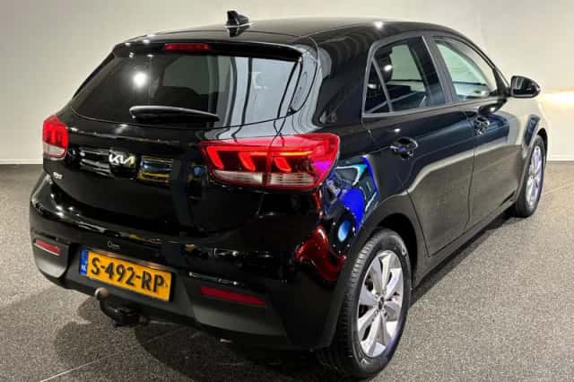 Kia Rio (2023) thumbnail 2