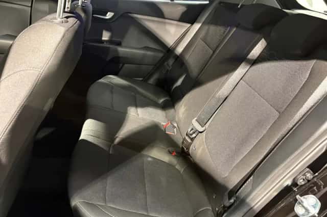 Kia Rio (2023) thumbnail 6