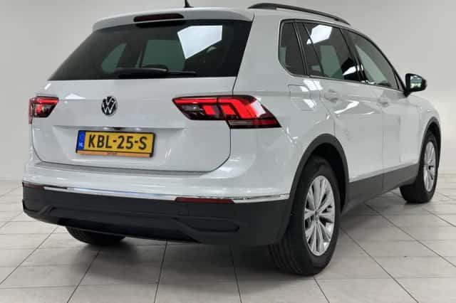 Volkswagen Tiguan (2021) thumbnail 2