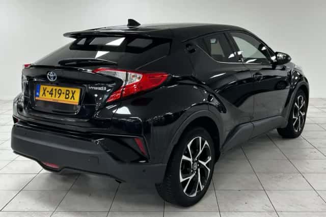 Toyota C-HR (2019) thumbnail 2