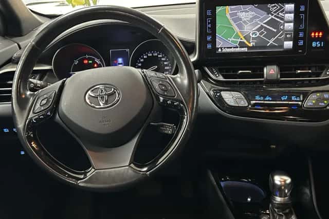 Toyota C-HR (2019) thumbnail 3