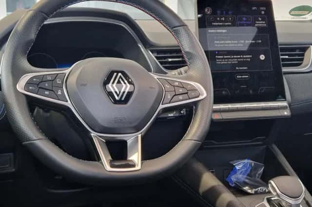 Renault Captur (2025) thumbnail 3