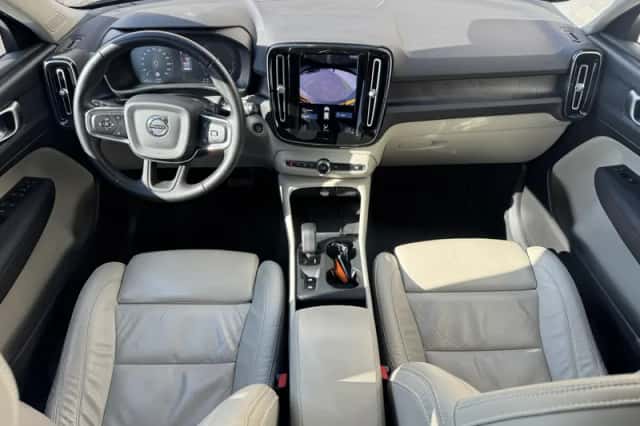 Volvo XC40 (2023) thumbnail 3