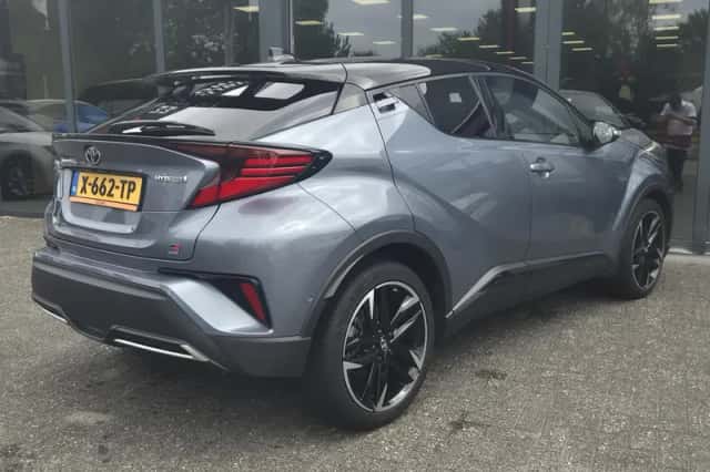 Toyota C-HR (2022) thumbnail 2