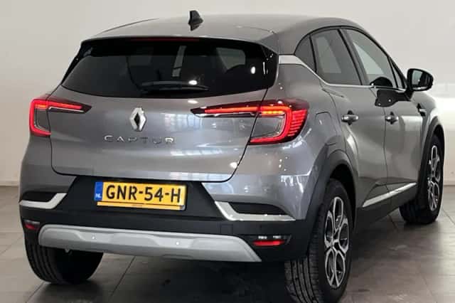 Renault Captur (2024) thumbnail 2
