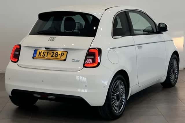 Fiat 500 (2023) thumbnail 2