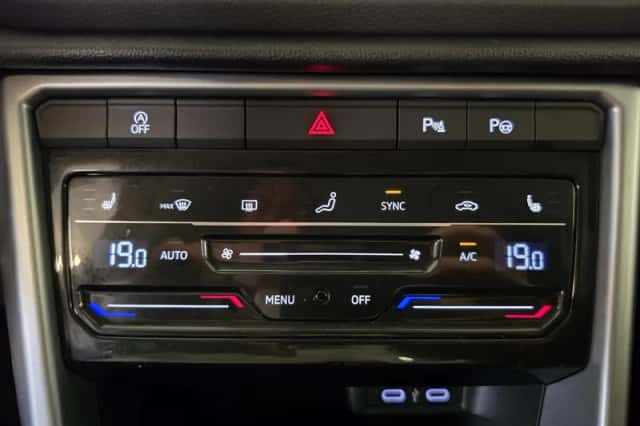 Volkswagen T-Roc (2023) thumbnail 3