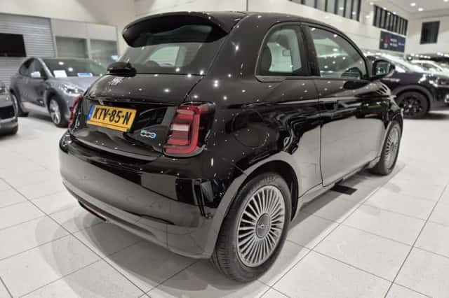Fiat 500 (2023) thumbnail 2