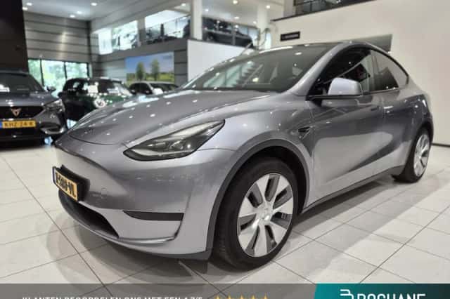 Tesla Model Y (2024) thumbnail 1