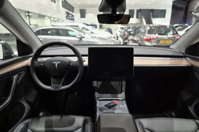 Tesla Model Y (2024) thumbnail 3