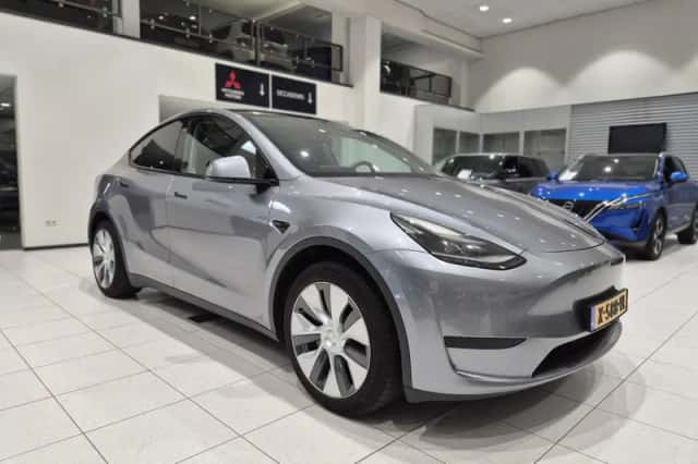 Tesla Model Y (2024) thumbnail 4