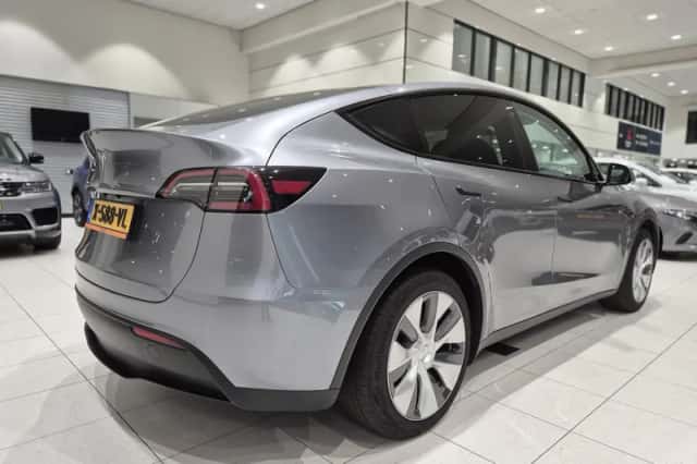 Tesla Model Y (2024) thumbnail 2