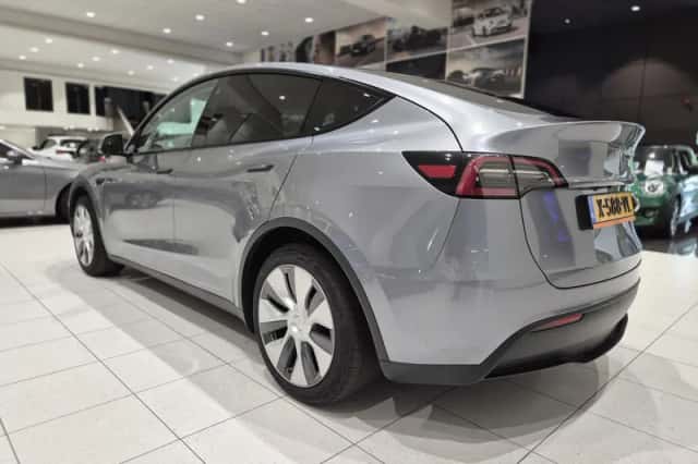 Tesla Model Y (2024) thumbnail 5
