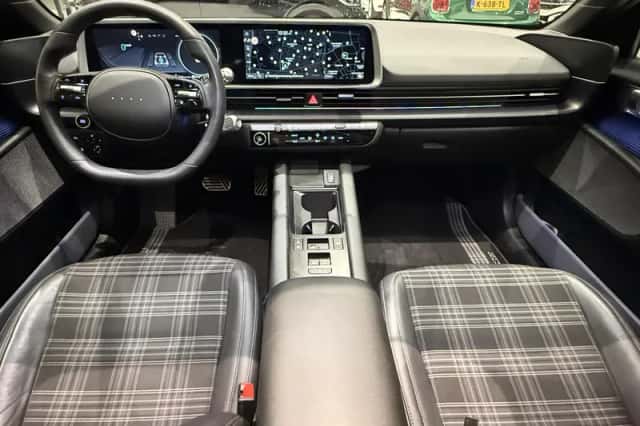 Hyundai Ioniq 6 (2023) thumbnail 3