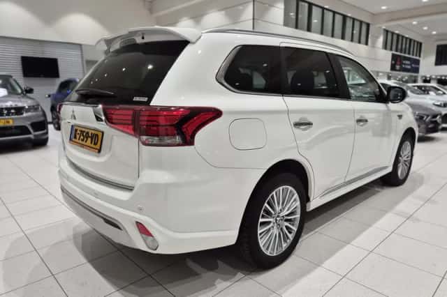 Mitsubishi Outlander (2021) thumbnail 2