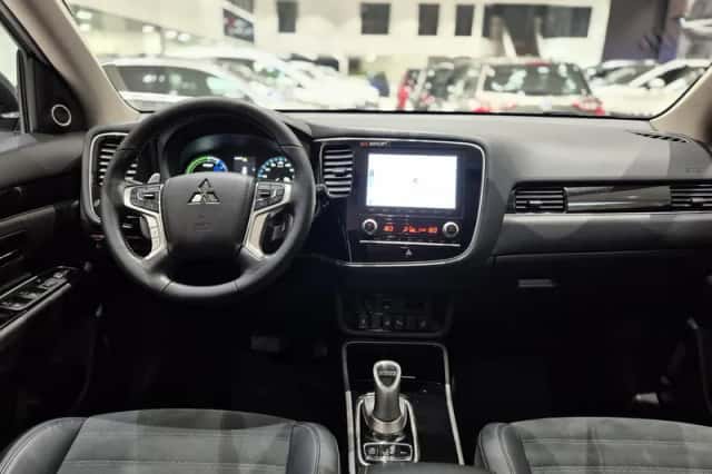 Mitsubishi Outlander (2021) thumbnail 3