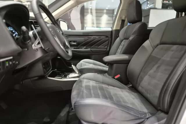 Mitsubishi Outlander (2021) thumbnail 6