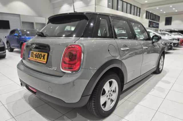 MINI Cooper (2018) thumbnail 2