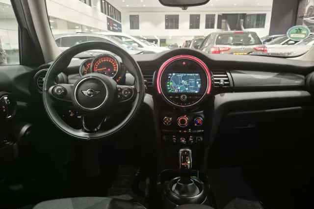 MINI Cooper (2018) thumbnail 3