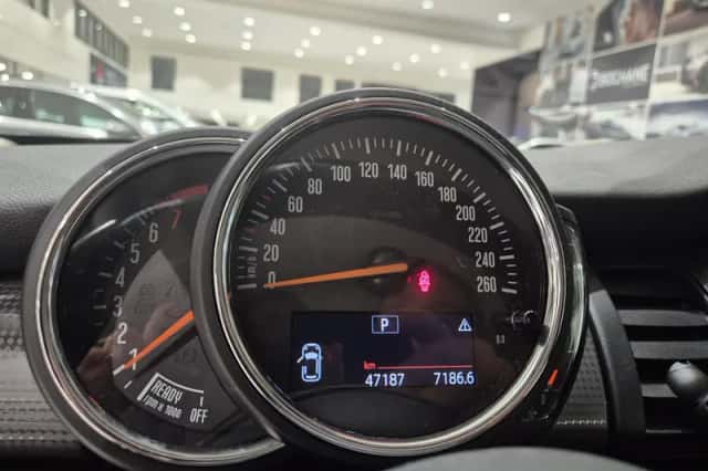 MINI Cooper (2018) thumbnail 4