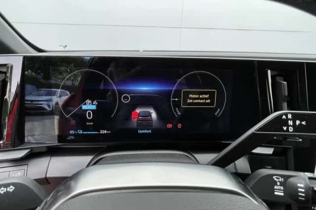 Renault Mégane E-Tech (2022) thumbnail 4