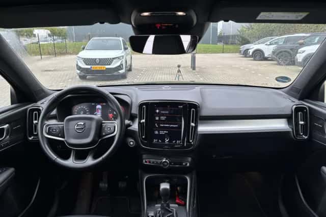 Volvo XC40 (2018) thumbnail 3