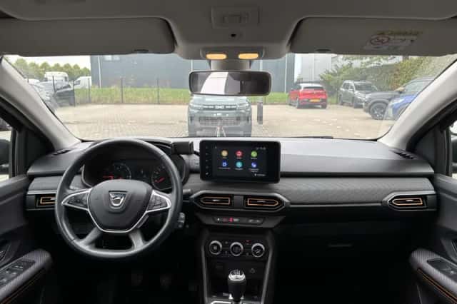 Dacia Sandero Stepway (2021) thumbnail 3