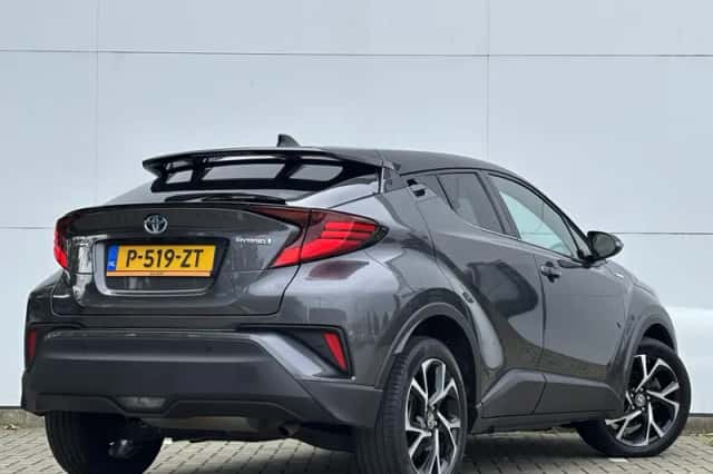 Toyota C-HR (2021) thumbnail 2