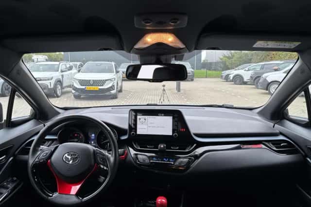 Toyota C-HR (2021) thumbnail 3