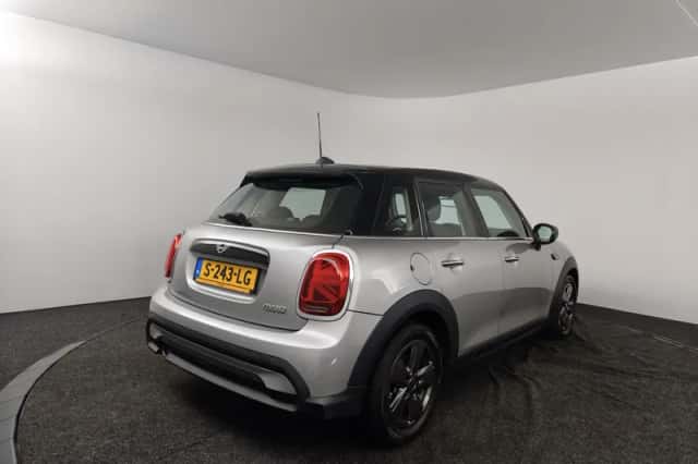 MINI Cooper (2023) thumbnail 2
