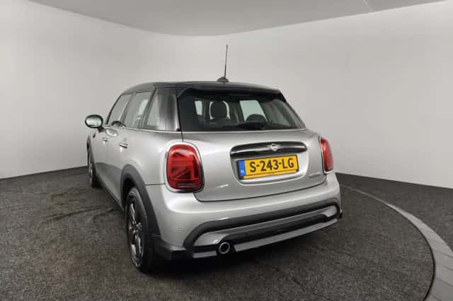 MINI Cooper (2023) thumbnail 6