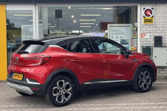 Renault Captur (2022) thumbnail 2
