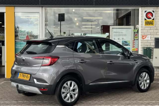 Renault Captur (2022) thumbnail 2