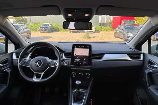 Renault Captur (2024) thumbnail 3