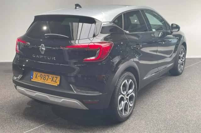 Renault Captur (2024) thumbnail 2