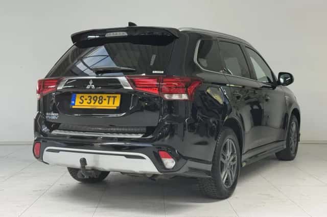 Mitsubishi Outlander (2020) thumbnail 2