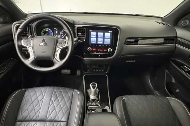 Mitsubishi Outlander (2020) thumbnail 3
