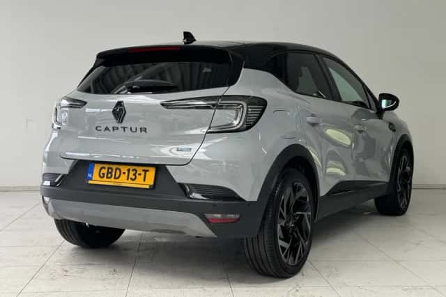 Renault Captur (2024) thumbnail 2