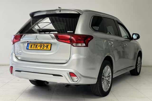 Mitsubishi Outlander (2020) thumbnail 2