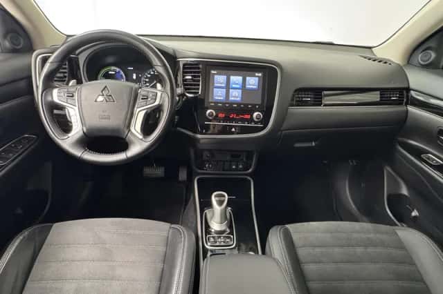 Mitsubishi Outlander (2020) thumbnail 3