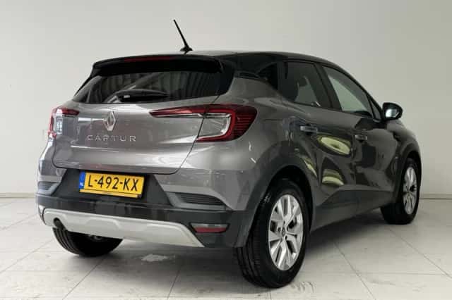 Renault Captur (2021) thumbnail 2