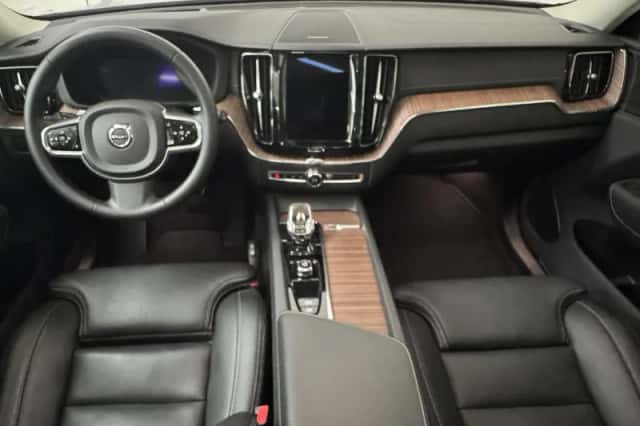 Volvo XC60 (2022) thumbnail 3
