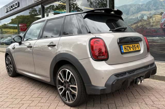 MINI Cooper S (2021) thumbnail 3
