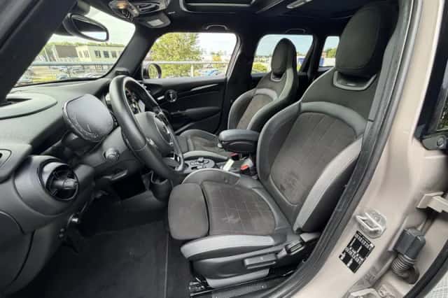 MINI Cooper S (2021) thumbnail 6