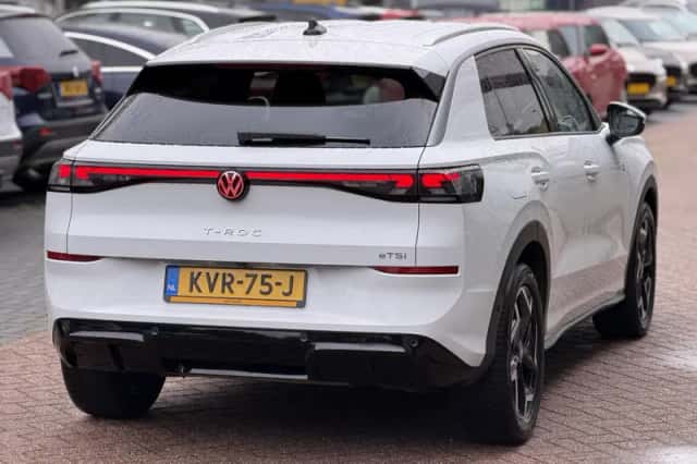 Volkswagen T-Roc (2025) thumbnail 2