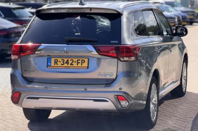 Mitsubishi Outlander (2019) thumbnail 3