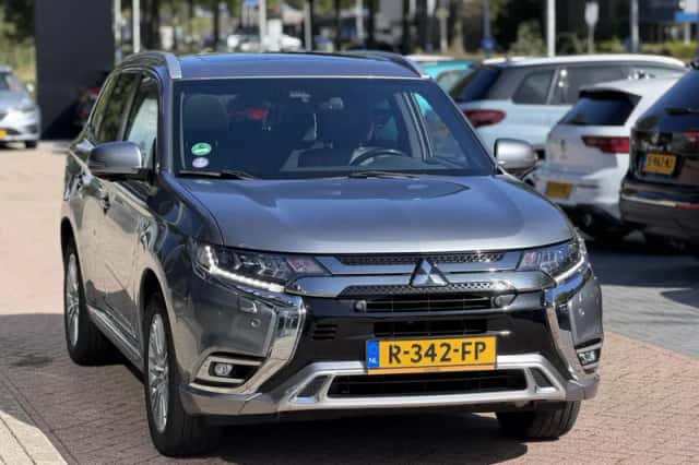 Mitsubishi Outlander (2019) thumbnail 6