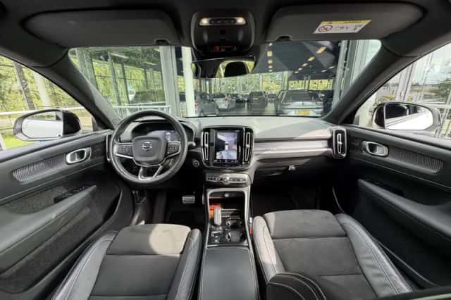 Volvo XC40 (2021) thumbnail 3