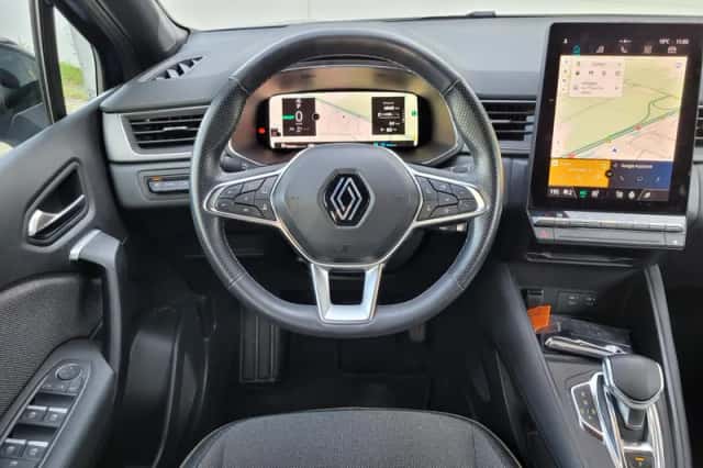 Renault Captur (2024) thumbnail 3
